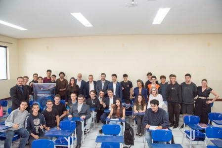 O ministro da Educação Camilo Santana, ao centro da foto, com alunos, funcionários e autoridades, durante a cerimônia de inauguração, nessa quinta, 12