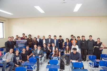 O ministro da Educação Camilo Santana, ao centro da foto, com alunos, funcionários e autoridades, durante a cerimônia de inauguração, nessa quinta, 12