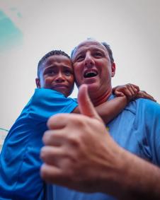 Jovem torcedor do Bahia é carregado pelo técnico Rogério Ceni e se emociona