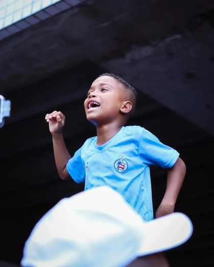 Jovem torcedor do Bahia é carregado pelo técnico Rogério Ceni e se emociona