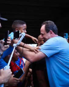 Jovem torcedor do Bahia é carregado pelo técnico Rogério Ceni e se emociona