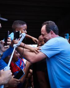 Jovem torcedor do Bahia é carregado pelo técnico Rogério Ceni e se emociona