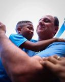 Jovem torcedor do Bahia é carregado pelo técnico Rogério Ceni e se emociona