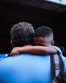 Jovem torcedor do Bahia é carregado pelo técnico Rogério Ceni e se emociona