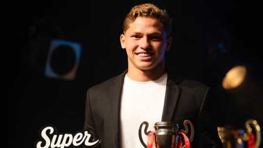 Dell, o Haaland do Sertão, posa para foto com prêmios de craque do Campeonato Baiano e craque da galera