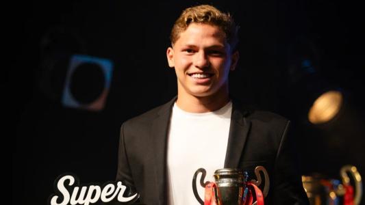 Dell, o Haaland do Sertão, posa para foto com prêmios de craque do Campeonato Baiano e craque da galera