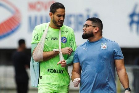 Goleiro Ronaldo. do Bahia, sai de campo com braço enfaixado em jogo contra o Remo