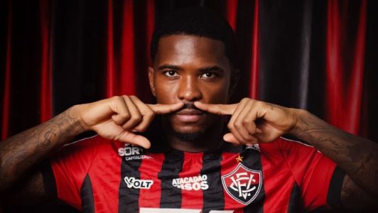 Zagueiro Cacá posa com a camisa do Vitória em anúncio oficial
