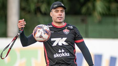 Técnico Jair Ventura durante treino do Vitória