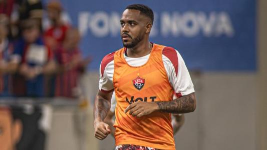 Edu, zagueiro do Vitória, durante aquecimento para o Ba-Vi do Campeonato Brasileiro