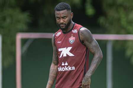 Lateral-esquerdo Ramon durante treino do Vitória