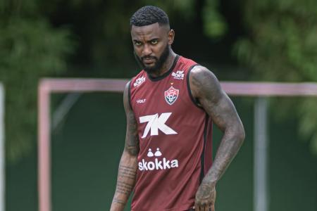 Lateral-esquerdo Ramon durante treino do Vitória