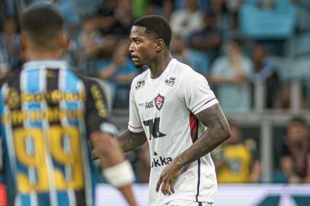 Zagueiro Cacá durante partida entre Grêmio e Vitória