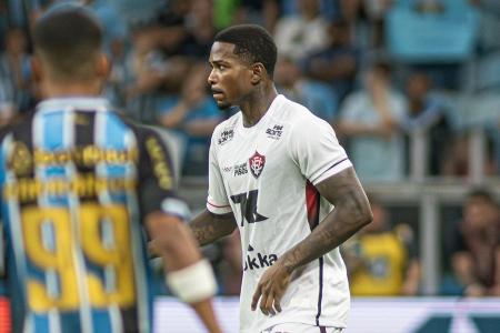 Zagueiro Cacá durante partida entre Grêmio e Vitória
