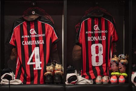 Camisas do Vitória do vestiário do Barradão, em Salvador
