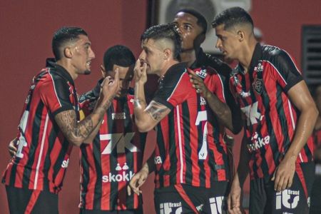 Jogadores do Vitória comemoram gol sobre o Mirassol