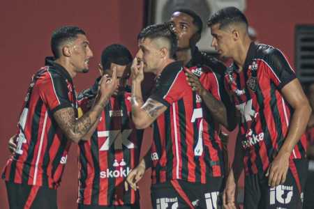 Jogadores do Vitória comemoram gol sobre o Mirassol