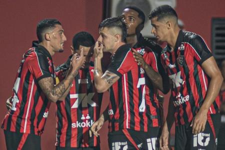 Jogadores do Vitória comemoram gol sobre o Mirassol