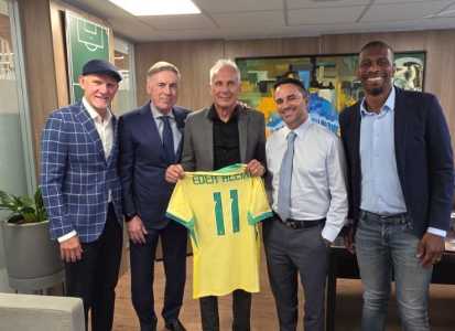Éder Aleixo ao lado de Taffarel, Carlo Ancelotti, Rodrigo Caetano e Juan