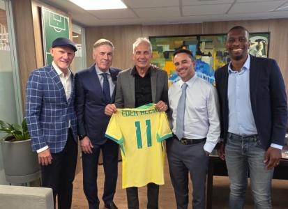 Éder Aleixo ao lado de Taffarel, Carlo Ancelotti, Rodrigo Caetano e Juan