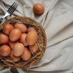 Galinhas botam menos na quaresma, por isso preço do ovo sobe 100%