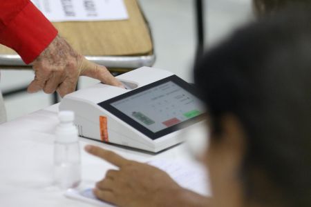 Saiba se é permitido levar criança para locais de votação | CNN Brasil