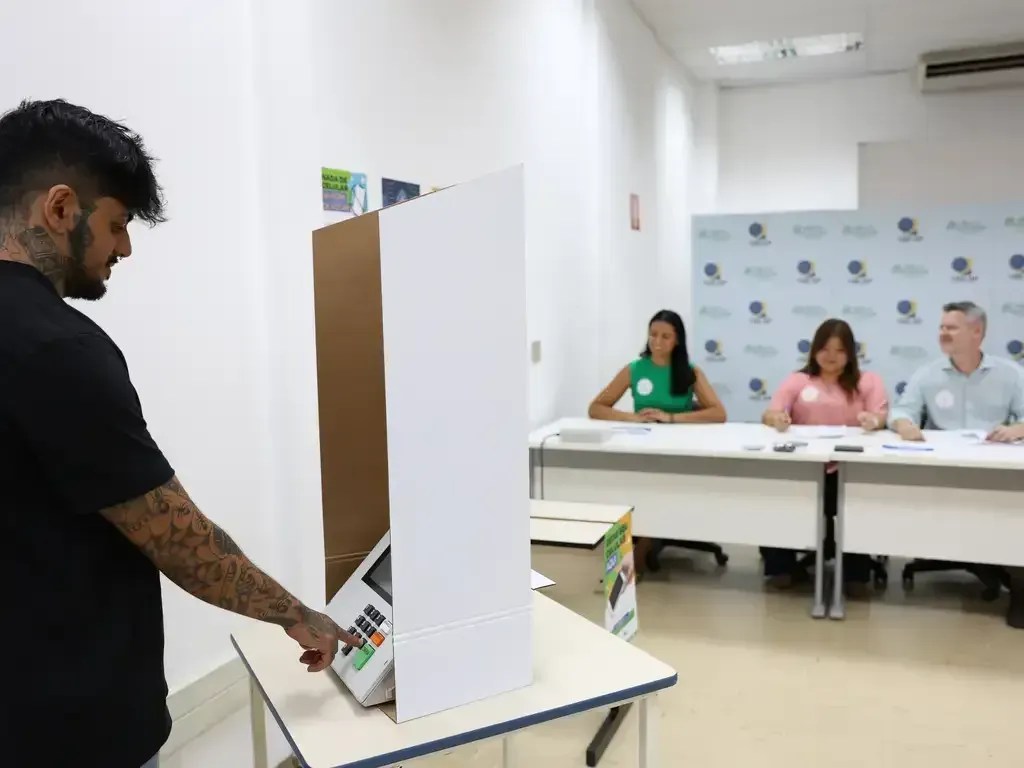 Eleitores de 853 cidades mineiras vão às urnas neste domingo para definir o futuro de seus municípios