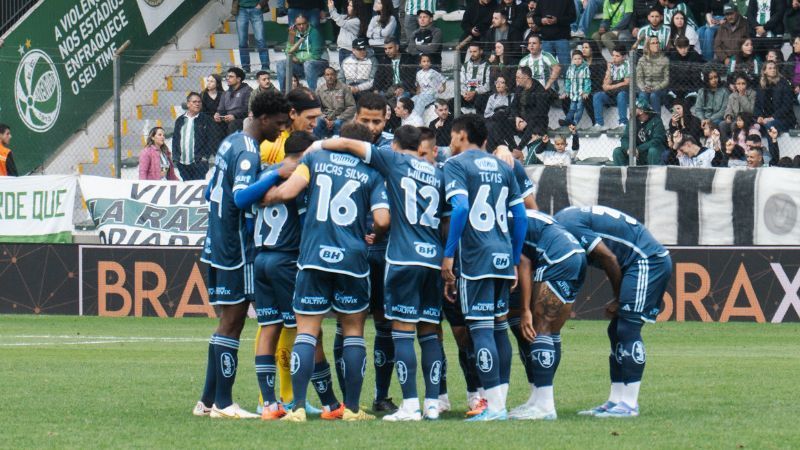 Líder do elenco do Cruzeiro sai em defesa de Diniz e manda recado à diretoria