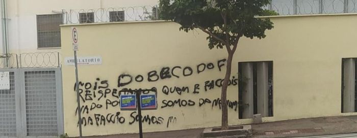 Em uma das pichações, os criminosos dizem 'respeitar quem é faccionado'