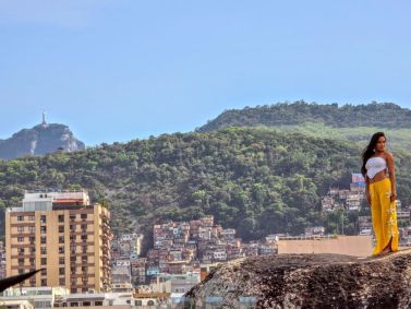 Eva faz ensaio em praia do Rio de Janeiro