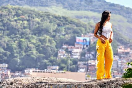 Eva faz ensaio em praia do Rio de Janeiro