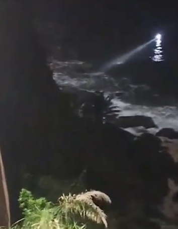 Vídeo: embarcação naufraga na Garganta do Diabo com sete pessoas; cinco já foram resgatadas