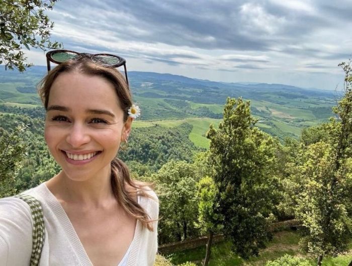 A atriz Emilia Clarke, em postagem nas redes sociais. 