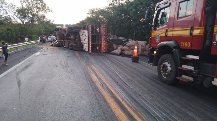 Caminhão carregado de carvão foi um dos envolvidos no engavetamento desta sexta-feira (26)