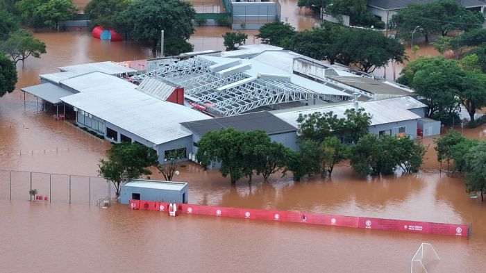Visão áerea mostra CT Parque Gigante, do Inter, completamente alagado