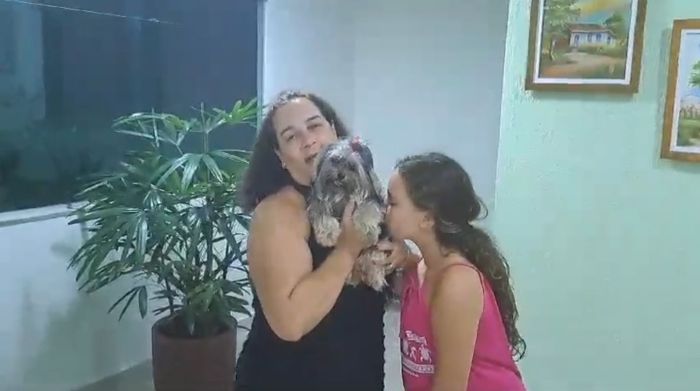 Tutora do animalzinho e a neta da mulher, uma menina de 9 anos comemorando a volta da Nina.