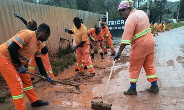 Equipe da Demlurb trabalha na limpeza na Rua José dos Anjos no bairro Cachoeira, em Juiz de Fora