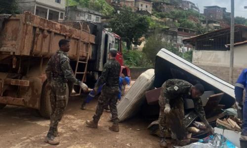 Equipes do Demlurb e do Exército atuam em limpeza no Jardim Natal