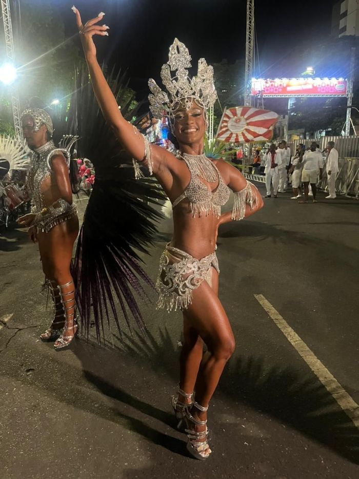 Erika Januza desfilou no Carnaval de BH nesta madrugada