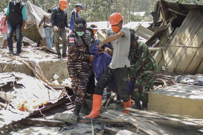 Erupção de vulcão na Indonésia deixa 10 mortos e incendeia casas.