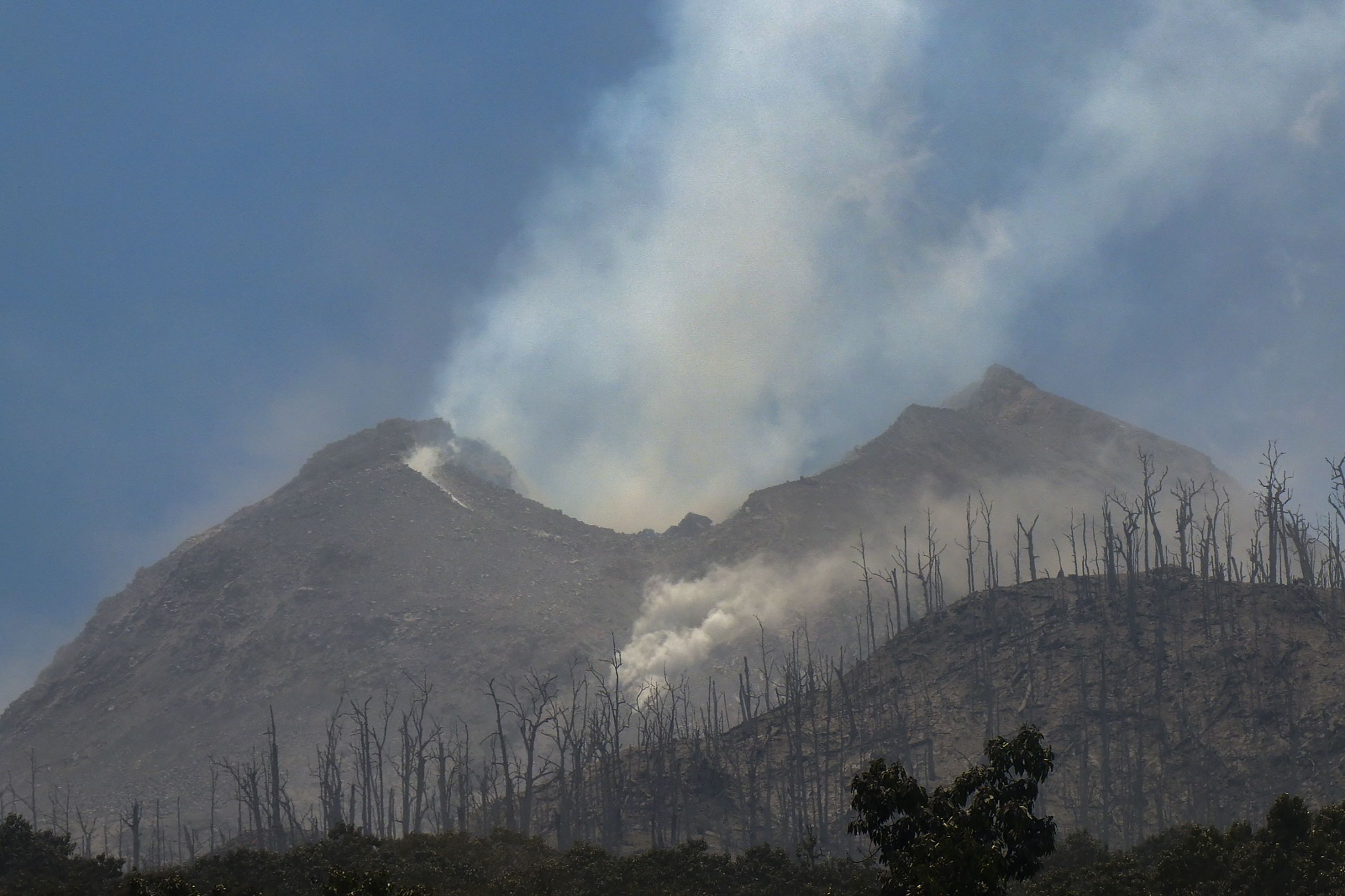 Erupção de vulcão na Indonésia deixa 10 mortos e atinge casas; veja
