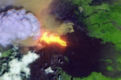 Já na segunda imagem, por meio de uma composição em cores falsas usando canais de infravermelho de ondas curtas, realizada pelo instituto, é possível ver a intensa assinatura térmica dos fluxos de lava ativos
