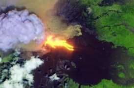 Já na segunda imagem, por meio de uma composição em cores falsas usando canais de infravermelho de ondas curtas, realizada pelo instituto, é possível ver a intensa assinatura térmica dos fluxos de lava ativos
