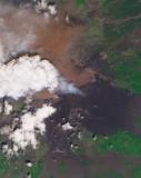 A primeira imagem mostra uma densa pluma de cinzas na área do cume