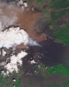 A primeira imagem mostra uma densa pluma de cinzas na área do cume