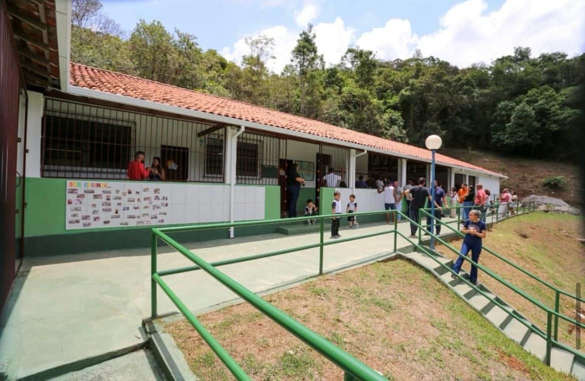 Prefeitura de Ouro Preto entrega reforma da Escola Municipal Nossa Senhora das Graças em Bocaina
