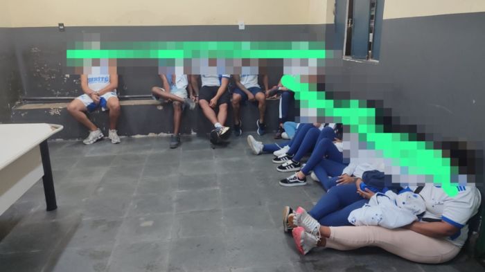 Estão presos 12 integrantes da torcida organizada Máfia Azul, do Cruzeiro, suspeitos de envolvimento na agressão a uma mulher de 26 anos, na região do Barreiro, em Belo Horizonte.