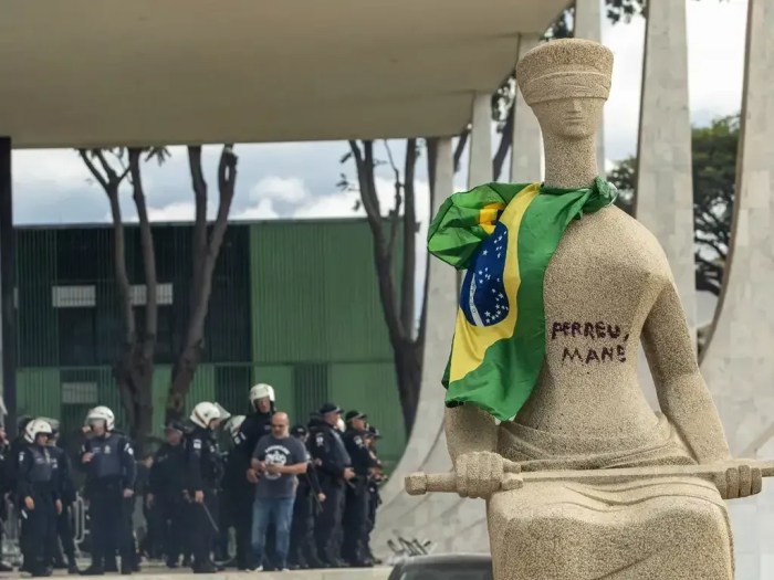 Débora pichou a Estátua dos Três Poderes com a frase 'Perdeu, mané'