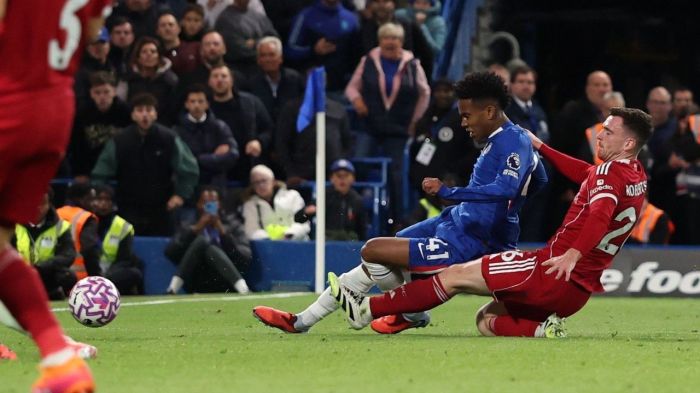 Estêvão, de carrinho, marca o gol da vitória do Chelsea sobre o Liverpool