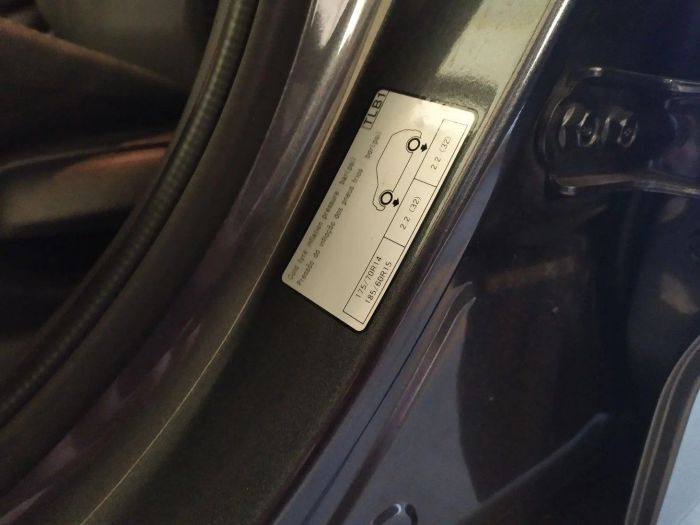 Etiqueta na carroceria com pressão do pneu